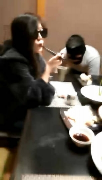 TL1267 歌迪丝S 日料包间玩双奴口吐喂食，黑丝，裸足。。0121
