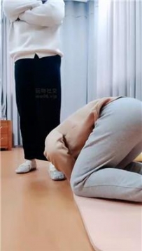 【调教视频】【拽拽】原味棉袜气味辱地毯奴 JS241214-37