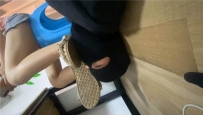 同学桌下的脚垫 拖鞋 踩脸 光脚 舔鞋底