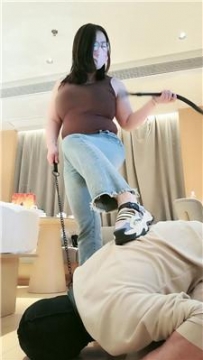 【调教视频】【樊樊】闻舔脏鞋棉袜-暴力踩踏踢踹 JS250503-8