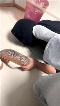 【调教视频】【小核桃可可】超脏鞋底重口喂食 JS260216-2