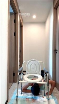 【调教视频】【小琼】拖鞋全体重踩地毯奴 JS260104-1