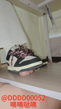 白袜椰奶熊猫dunk桌下无意识鞋交吐