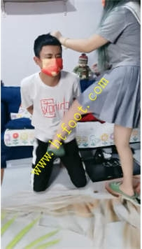 TL25329 妖精萝莉】制服原味踩踏喂狗26分钟
