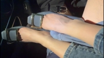 车内小姐姐牛仔裤灰色平嘴高跟光脚丫足交吐奶