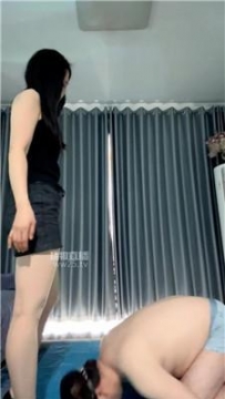 【调教视频】【短发】掐乳抽耳光-舔臭脚丫 JS260225-8