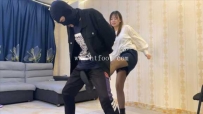 30134  【W.K.T】—妍妍小皮靴踢费贱狗下体