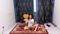 20370【冰时代】私人定制大片；《定身玩脚》，漂亮网红女主播正在直播，突然遭到变态赤膊男入室定身昏睡失去意识，一双美脚被任意玩弄！