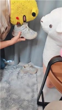 【调教视频】【闪闪】喜欢闻臭鞋子的骚狗 JS251018-8