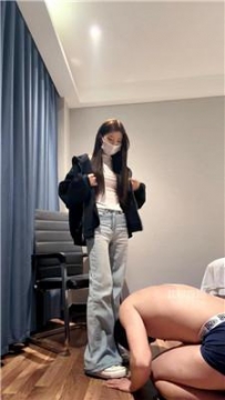 【调教视频】【妍妍】开发贱奴喝圣水 JS260331-14