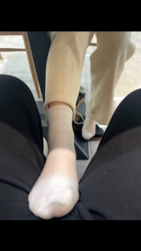 高校大一美女白袜足交全程精彩对白