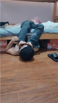 【调教视频】【是樱樱呀】宿舍内调脚垫奴 JS251127-40