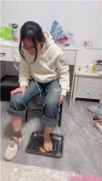 【调教视频】【小宇狗狗】骑马-玉足踩踏喂食【双视角版】 JS251113-46