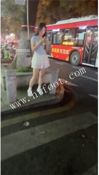 ZB7084 素人挖机】开发情侣踩踏35分钟