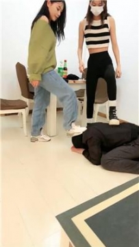 【调教视频】【乔伊】双S-运动鞋暴力踢踹虐打/脚下喂食【三视角版】 bf49221