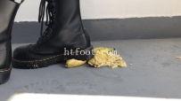 AC1110 健身美女马丁靴楼道踩三明治香蕉面包制作狗粮