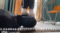 22824 新疆妹子 练舞后的歇息 踩脸 脚垫
