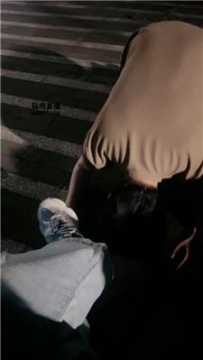 【调教视频】【黑兔】户外遛狗-舔脏鞋黑袜裸足 JS250515-9