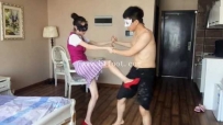 c20430 漂亮美腿女S虐踩邻家男孩