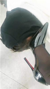 【调教视频】【淘淘】双S-脚下喂食圈养狗 JS260312-21