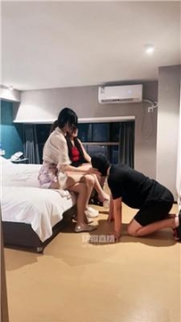 【调教视频】【安妍】3S-骑狗背轮流舔鞋-踩踏【三视角版】 JS250809-4