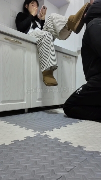 精神小妹 面包屑踩踏裸足足交吐奶