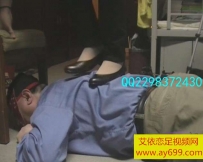 3755 给高挑大学女生清洁黑色工作鞋和Tian脚
