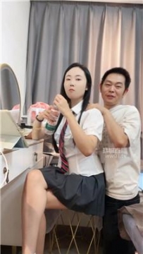 【调教视频】【小骚】脚下伺候主子化妆 JS251016-10