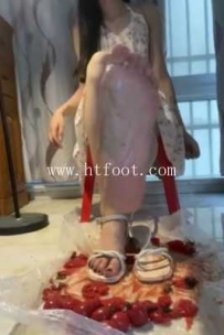 34457  小妍S裸足凉鞋踩小番茄
