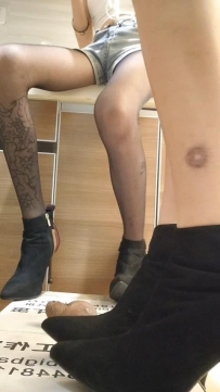 精神小妹 高跟鞋大皮鞋轮流隔板躲踩鸡鸡