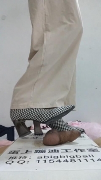 精神小妹 多双鞋子 裸足隔板踩踏鸡鸡