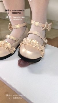 亮白丝公主鞋踩蛋足交吐奶