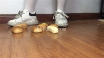 AC1818  素人健身美女两双脏鞋子无意识走踩一地小蛋糕做成狗粮