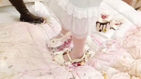 A266 - 碎物姐妹单鞋和皮靴床上踩蛋糕  JS251201~5