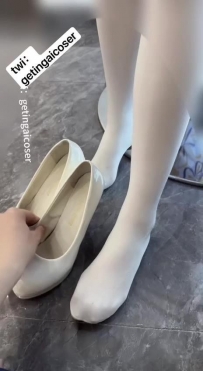 隔听-坐吊椅上COS白丝足交吐奶