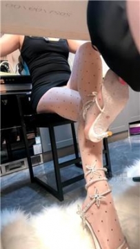 【调教视频】【彩彩】桌底视角美腿诱惑踩 JS260603-1