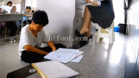 AC2110 女老师上课玩鞋晾脚给男学生看入迷 丝袜高跟挑鞋散发浓郁酸臭味令人着迷 油亮丝袜脚