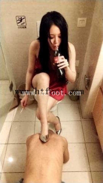 20669 民国美皇卫生间里惩治贱畜