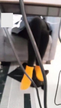 12065 真实网红女主播的网吧脚下奴生活