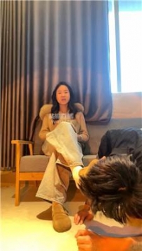 【调教视频】【欣欣】毛拖鞋白袜踩纹身哥 JS251126-4