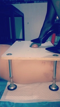 双女王多双高跟鞋隔板残忍插马眼大出血