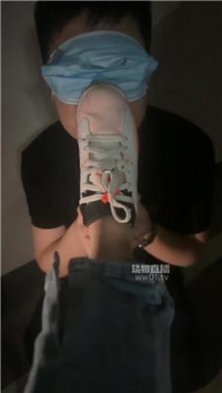 【调教视频】【可可公主】户外强迫跪拜除两双脏鞋臭袜子 JS251008-41