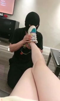 漂亮小姐姐白皙美腿球鞋裸足踩脸强制贱奴闻舔脚深喉吃烟灰 坐脸窒息虐乳 bf57410