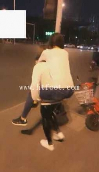 22821 ViVi，强迫女奴背我逛累死她