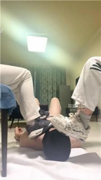 【调教视频】【足彩馆】双S-学生妹脏鞋踩老师 JS251109-2