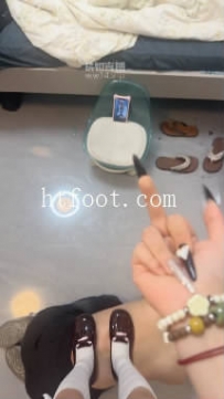 ZB11729 小莹-精神小妹妈妈调教废物狗35分钟