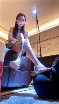 【调教视频】【水晶熊】开发恋足同事当舔脚废物狗 bf62195