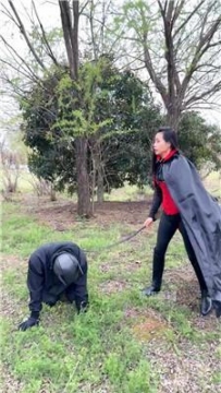 【调教视频】【爱丽丝】户外两脚马骑脖子圣水 JS260320-15