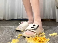 32100  甜甜小姐姐踩面包香蕉