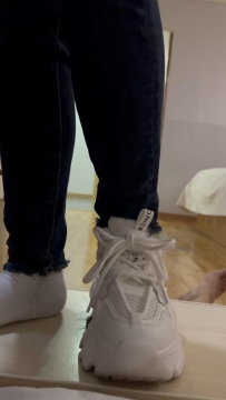 素人小姐姐厚底运动鞋+棉袜隔板暴力踩吐